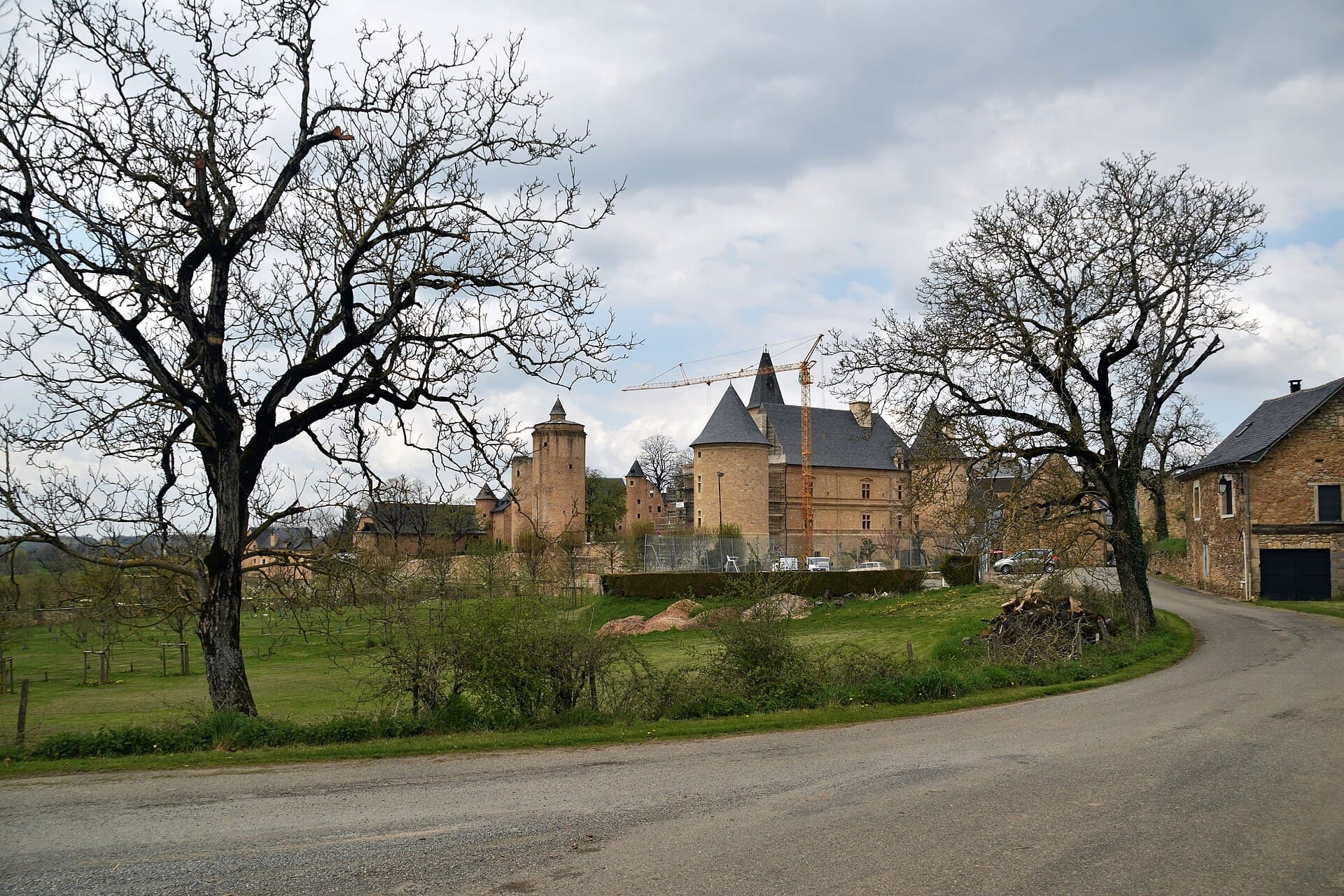 Château de Bournazel — château à Bournazel, Aveyron, vue de nuit, classé mh