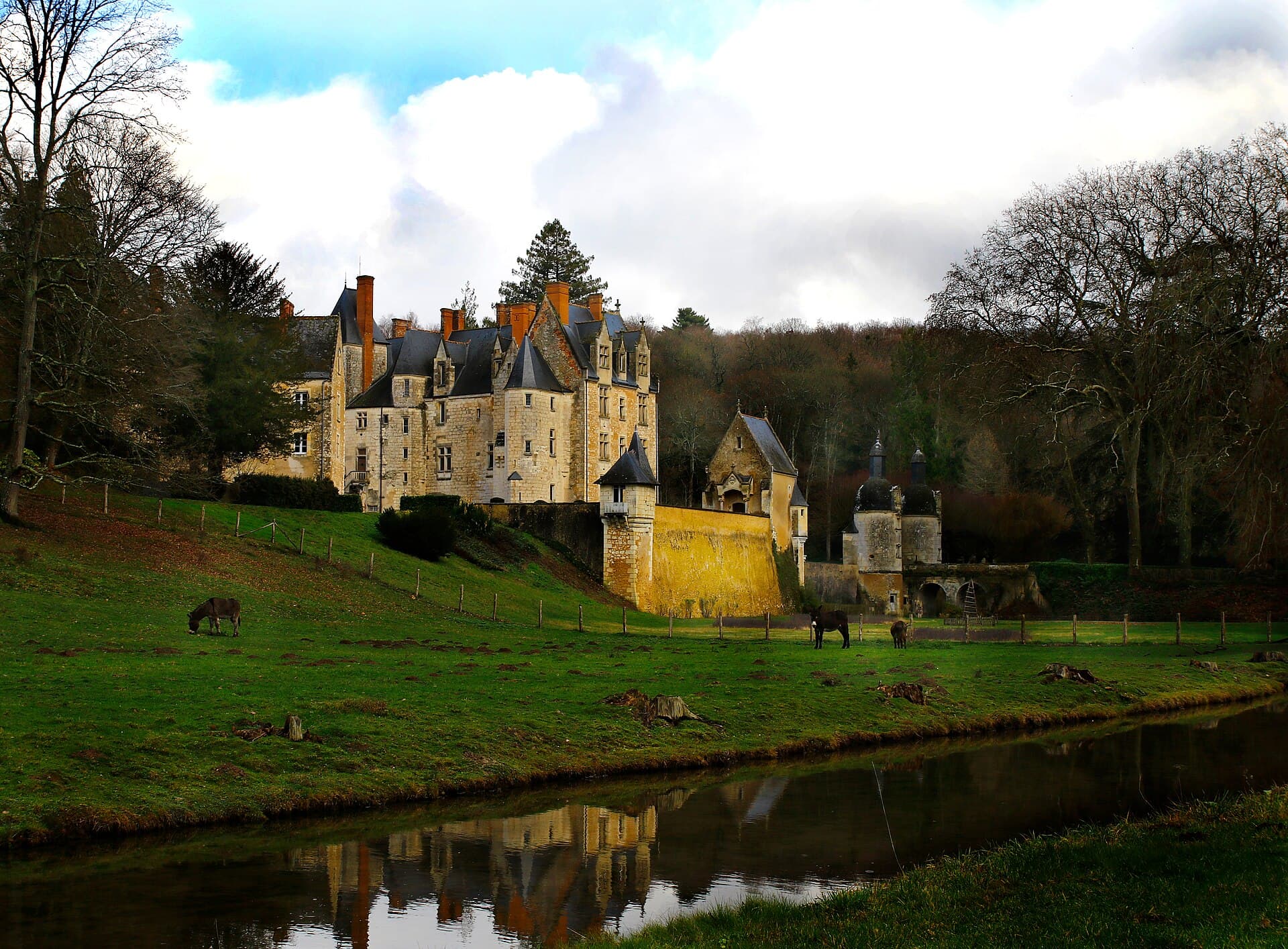 Château de Courtanvaux — château à Bessé-sur-Braye, Sarthe, classé mh