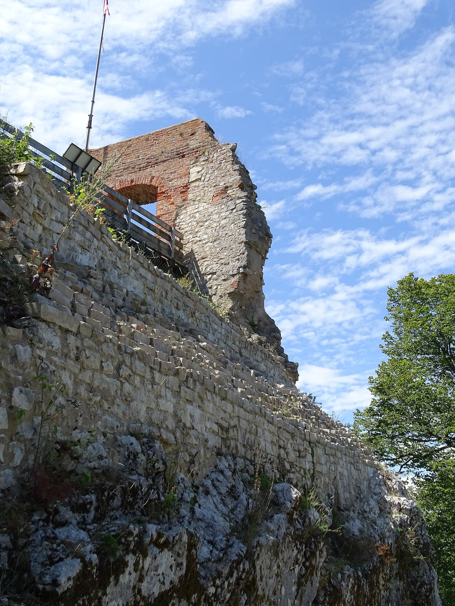Château de Ferrette — château à Ferrette, Haut-Rhin, classé mh