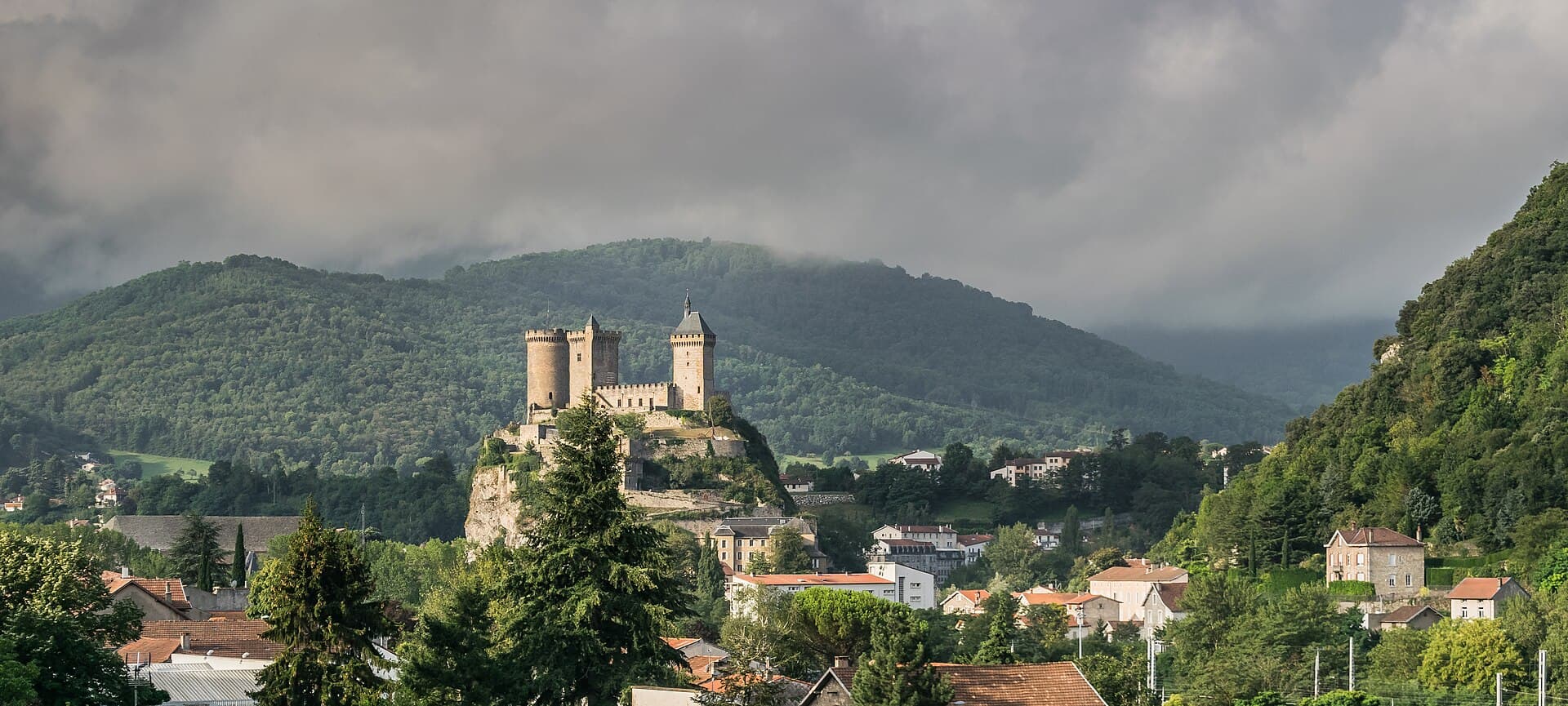 Château de Foix — château à Foix, Ariège, vue de nuit, classé mh