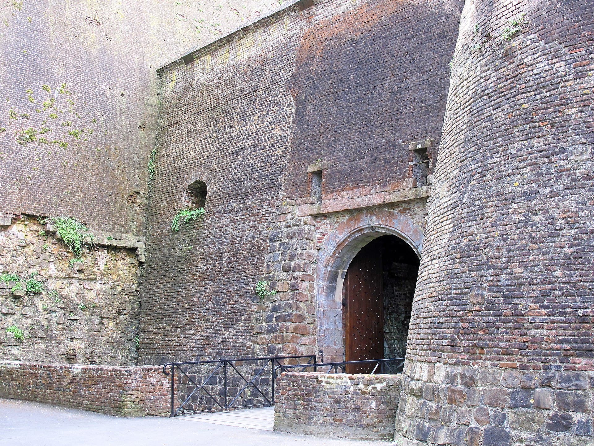 Château de Guise — château à Guise, Aisne, classé mh