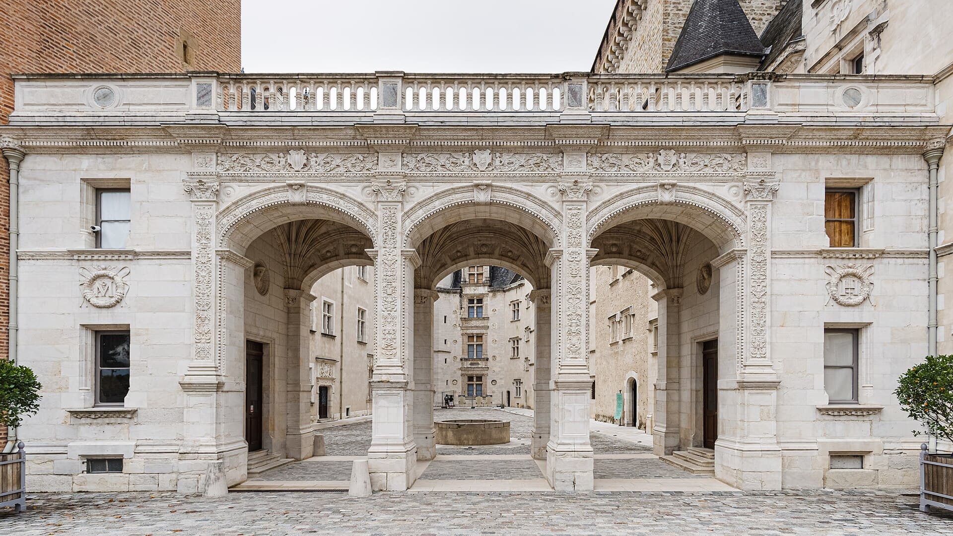 Château de Pau — château à Pau, Pyrénées-Atlantiques, classé mh