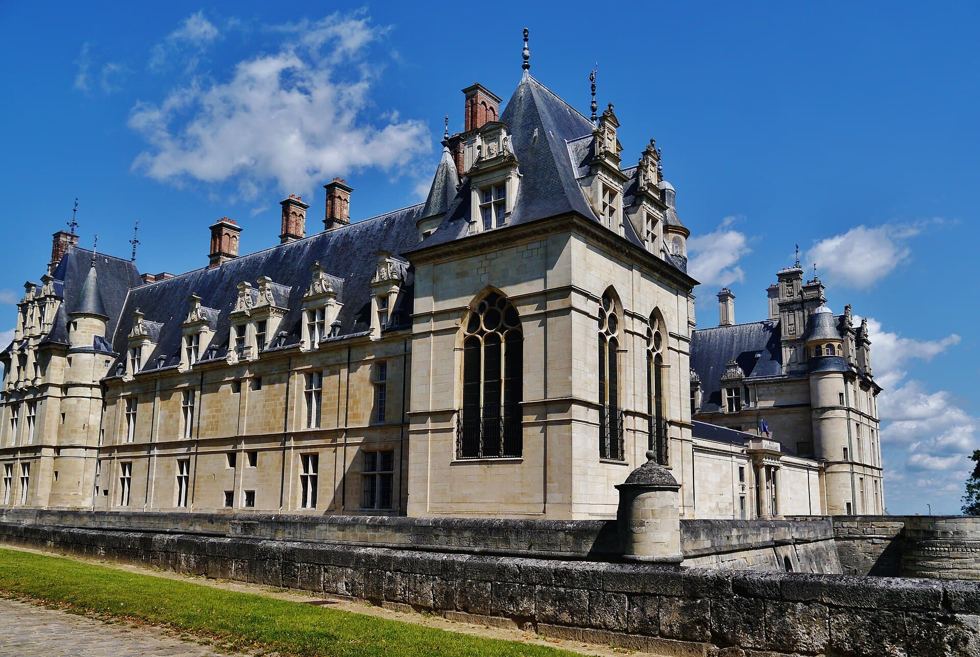 Château d'Écouen (Écouen) Château d'Écouen — château à Écouen, Val-d'Oise, intérieur, classé mh