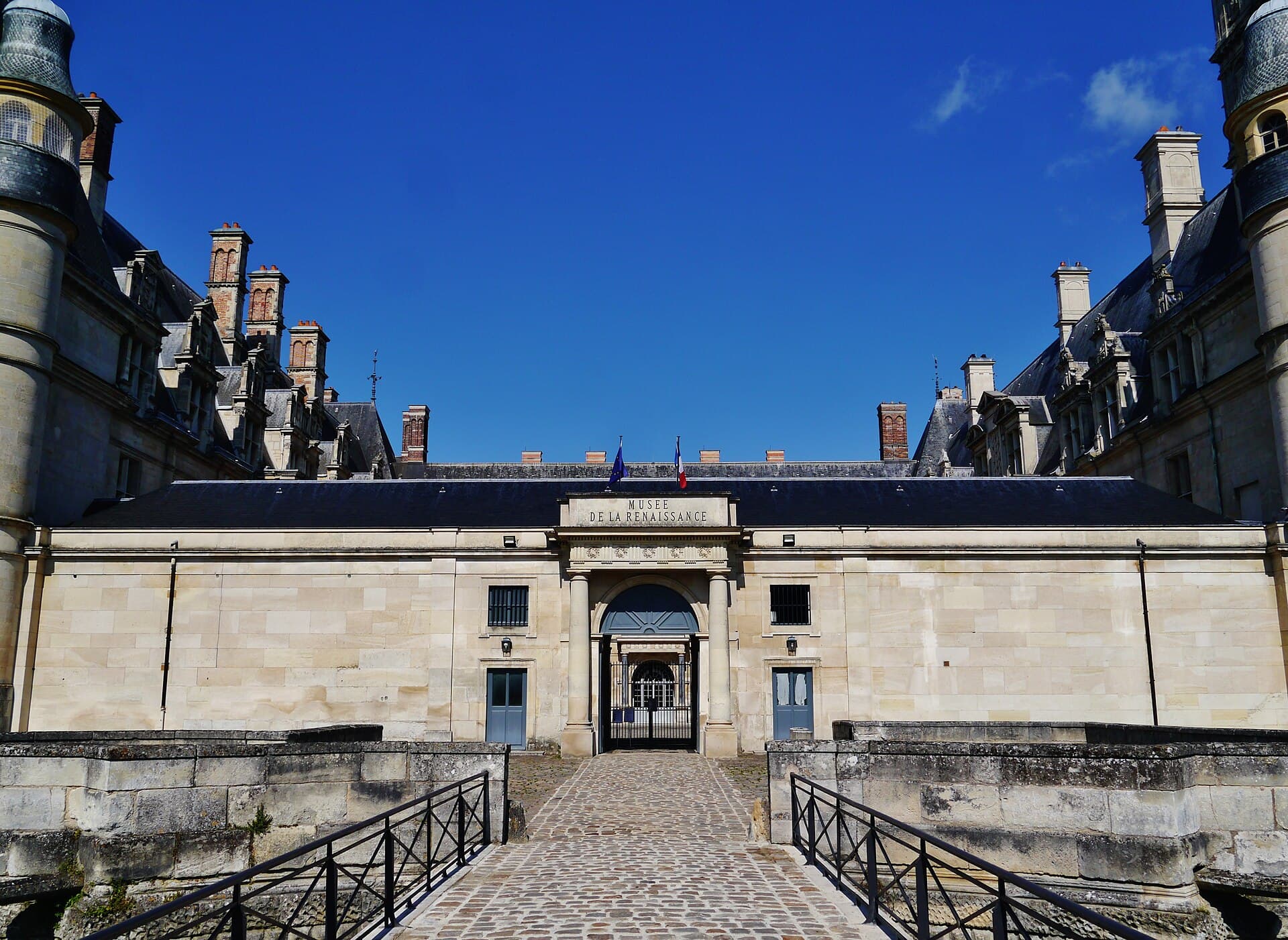 Château d'Écouen (Écouen) Château d'Écouen — château à Écouen, Val-d'Oise, vue de nuit, classé mh