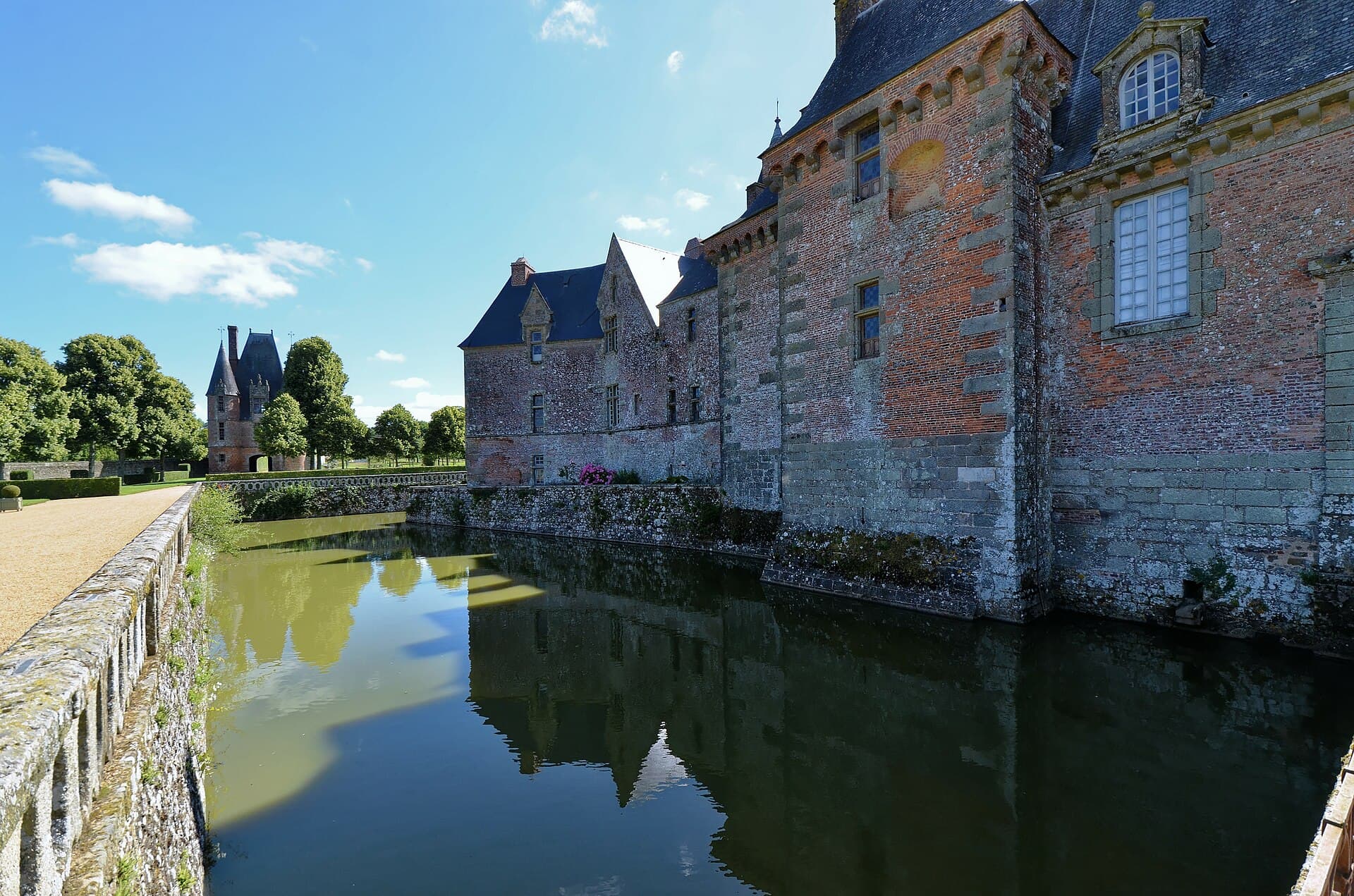 Château de Carrouges (Carrouges) Château de Carrouges — château à Carrouges, Orne, intérieur, classé mh