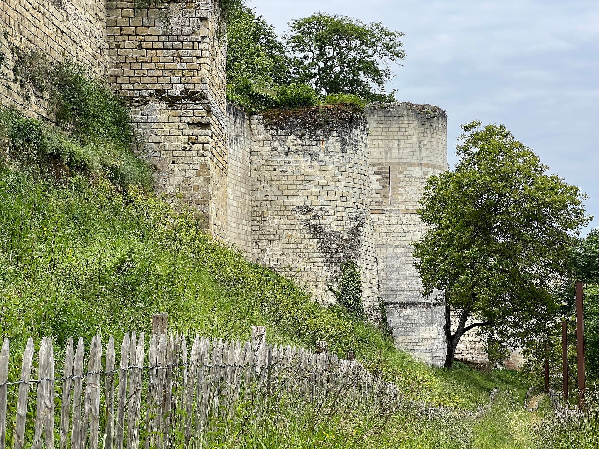 Château de Chinon – logis royal (Chinon) Château de Chinon – logis royal — château à Chinon, Indre-et-Loire, vue de nuit, classé mh