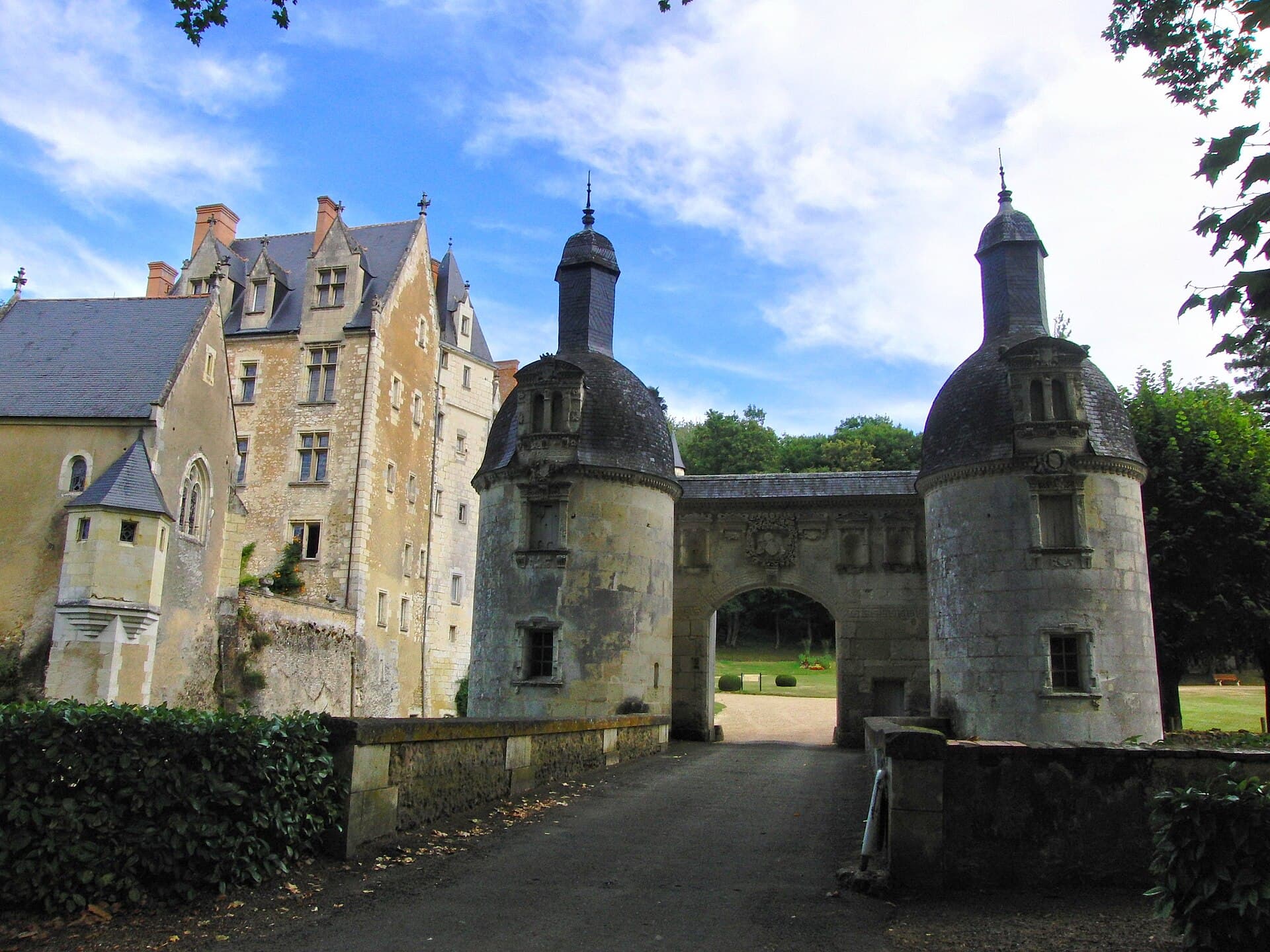Château de Courtanvaux (Bessé-sur-Braye) Château de Courtanvaux — château à Bessé-sur-Braye, Sarthe, vue de nuit, classé mh