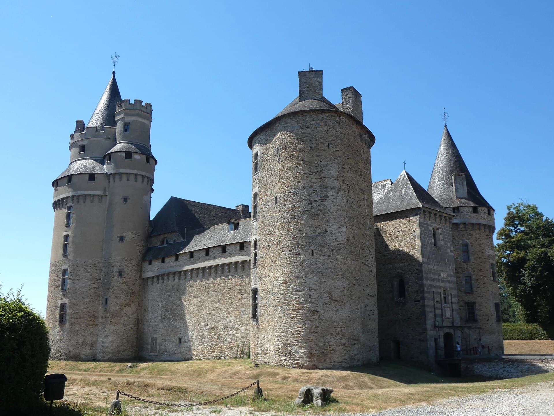 Château de Coussac-Bonneval (Coussac-Bonneval) Château de Coussac-Bonneval — château à Coussac-Bonneval, Haute-Vienne, façade, classé mh