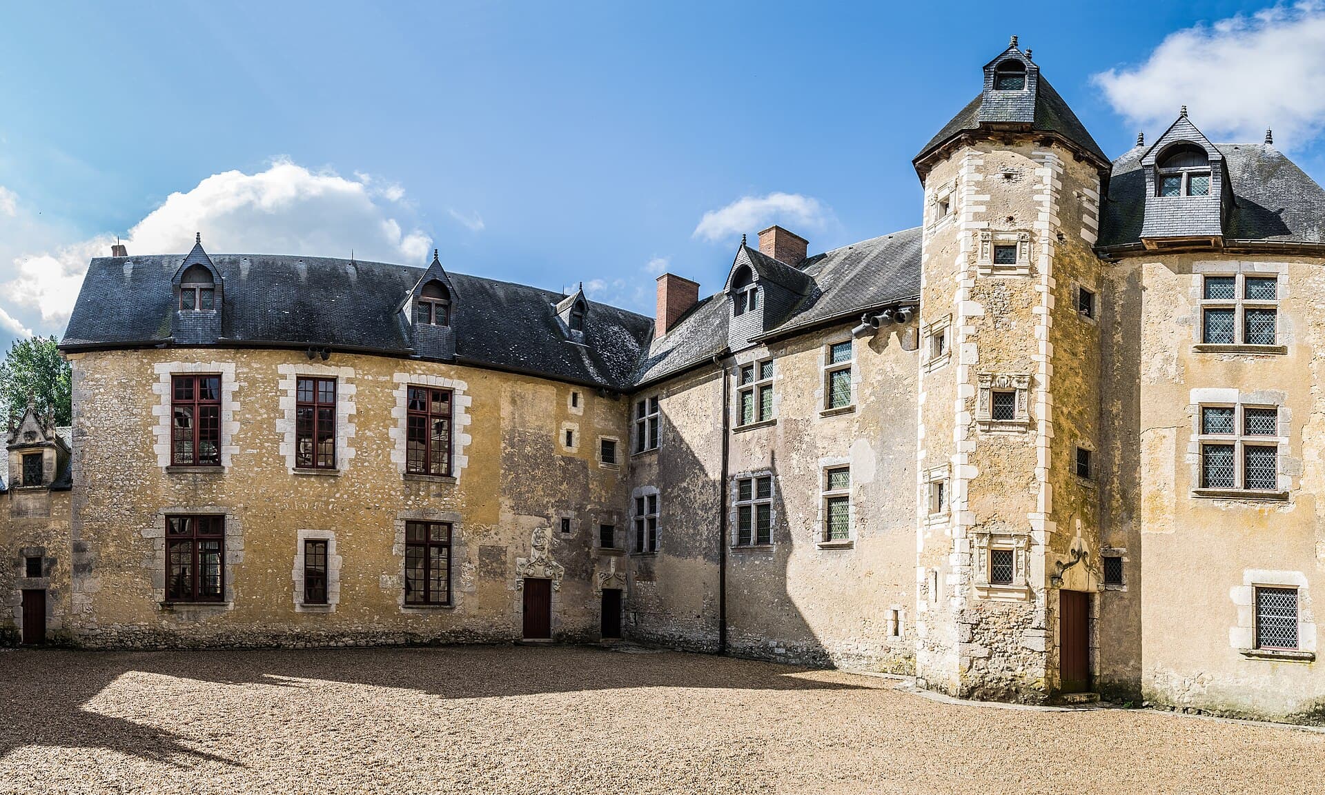 Château de Fougères (Fougères) Château de Fougères — château à Fougères, Ille-et-Vilaine, vue de nuit, classé mh