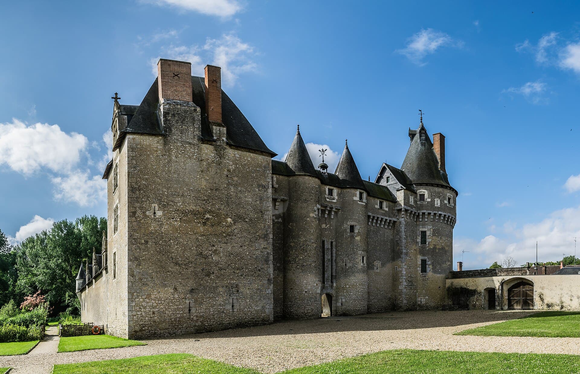 Château de Fougères-sur-Bièvre (Fougères-sur-Bièvre) Château de Fougères-sur-Bièvre — château à Fougères-sur-Bièvre, Loir-et-Cher, vue de nuit, classé mh