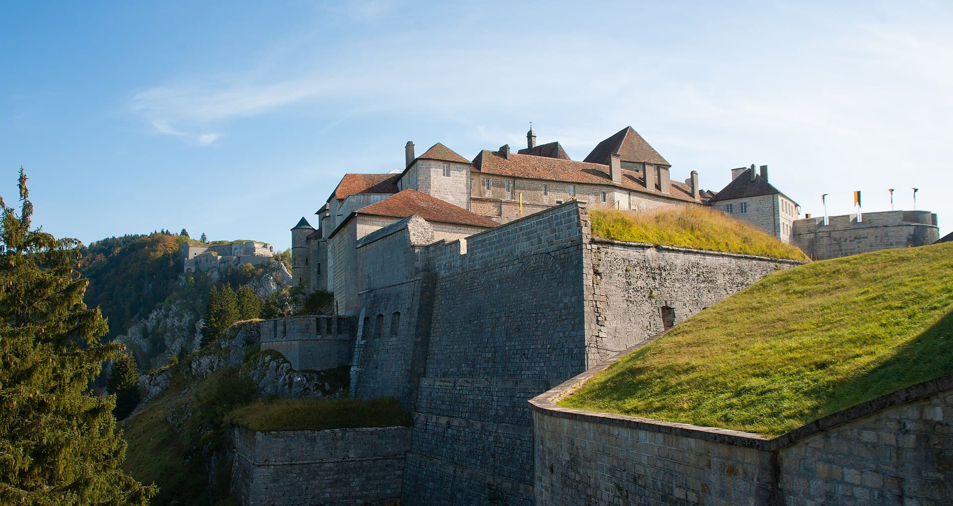 Château de Joux (La Cluse-et-Mijoux) Château de Joux — château à La Cluse-et-Mijoux, Doubs, intérieur, classé mh