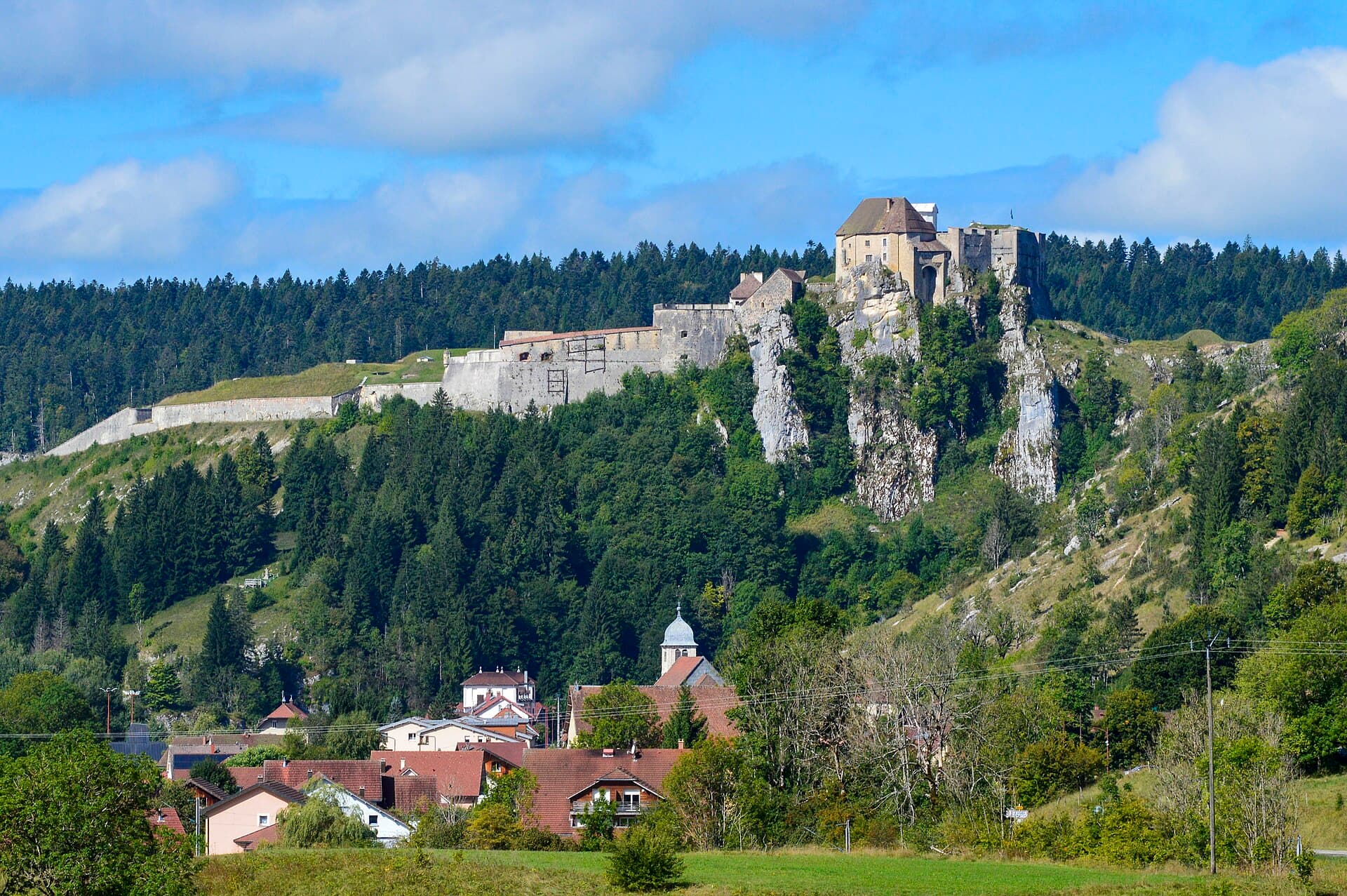 Château de Joux (La Cluse-et-Mijoux) Château de Joux — château à La Cluse-et-Mijoux, Doubs, vue de nuit, classé mh
