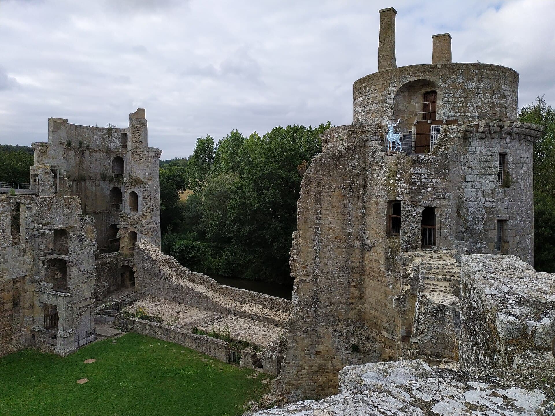 Château de la Hunaudaye (Plédéliac) Château de la Hunaudaye — château à Plédéliac, Côtes-d'Armor, vue de nuit, classé mh