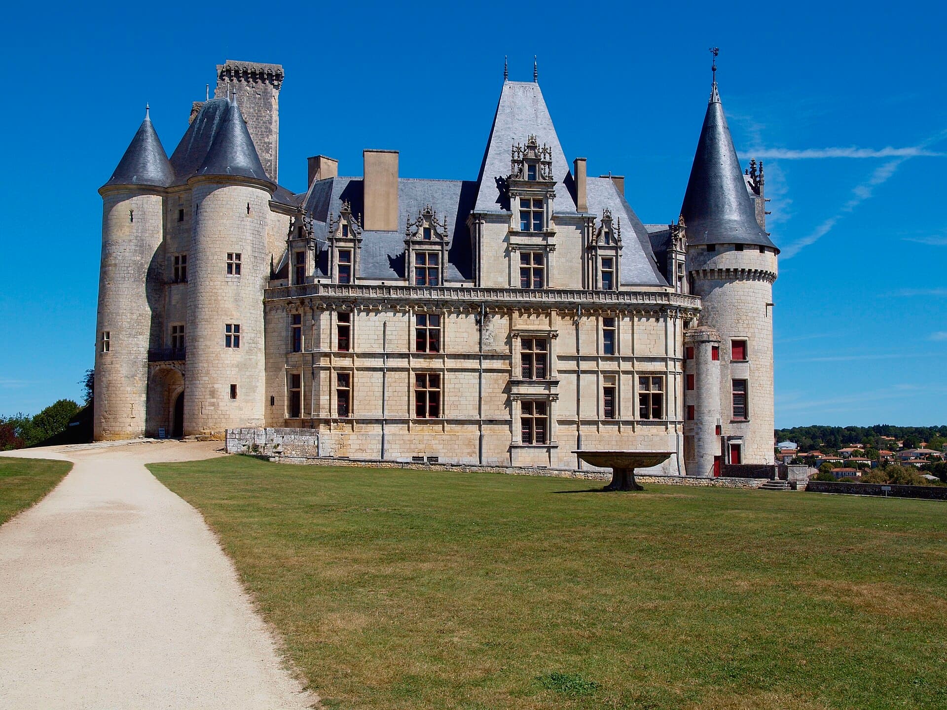 Château de la Rochefoucauld — château à La Rochefoucauld, Charente, classé mh