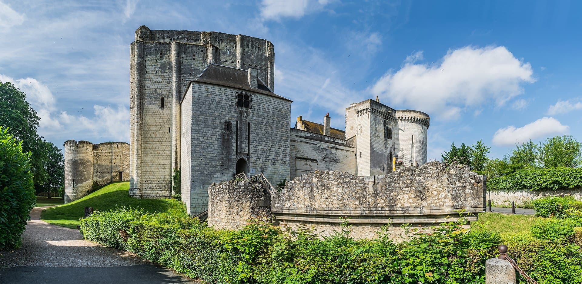 Château de Loches – logis royal (Loches) Château de Loches – logis royal — château à Loches, Indre-et-Loire, façade, classé mh