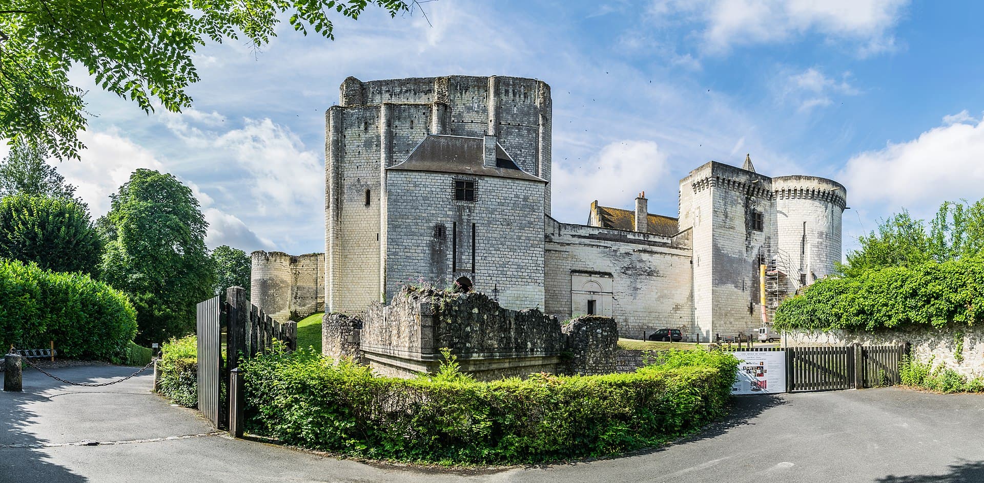 Château de Loches – logis royal (Loches) Château de Loches – logis royal — château à Loches, Indre-et-Loire, intérieur, classé mh