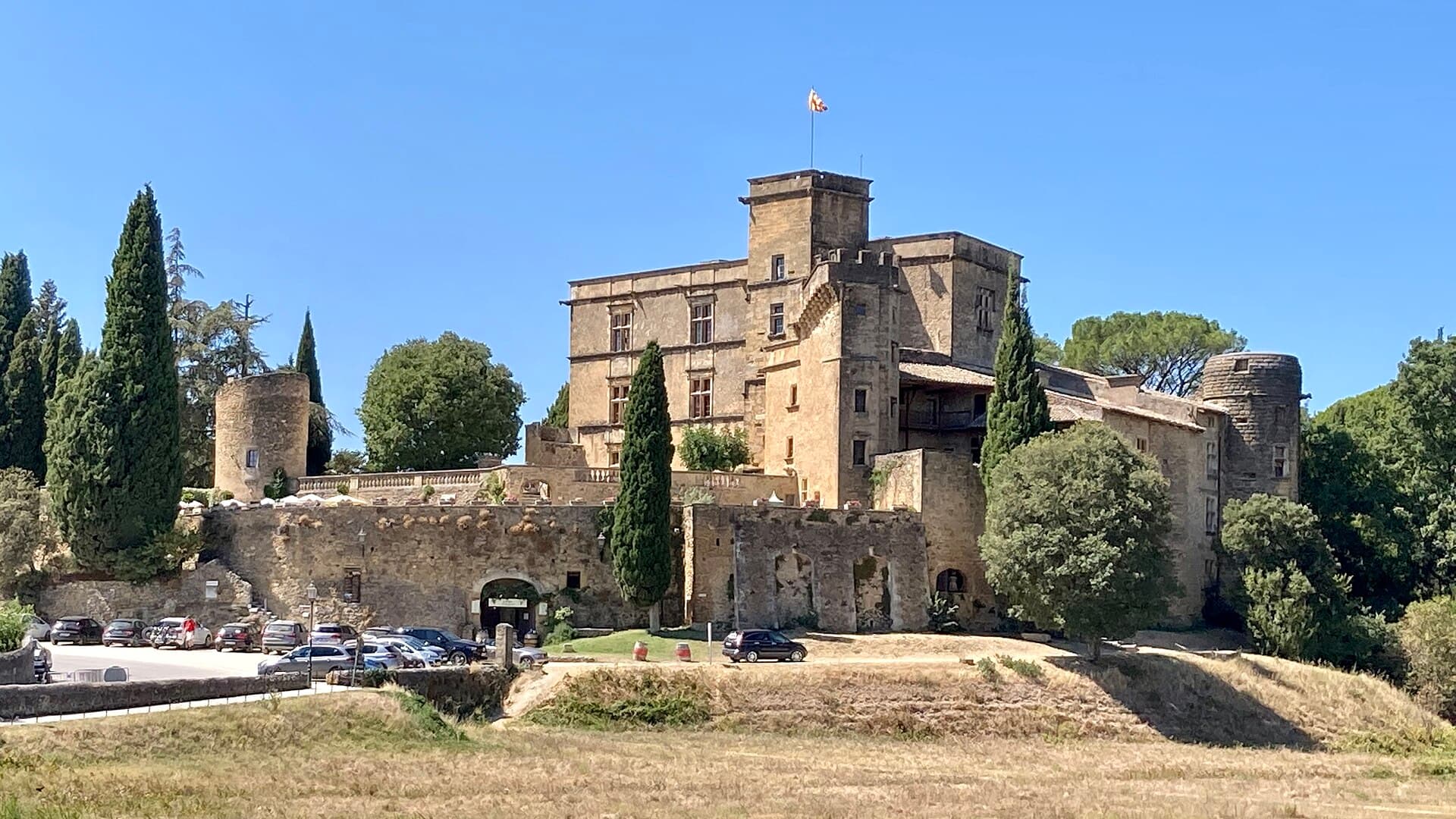 Château de Lourmarin (Lourmarin) Château de Lourmarin — château à Lourmarin, Vaucluse, façade, classé mh
