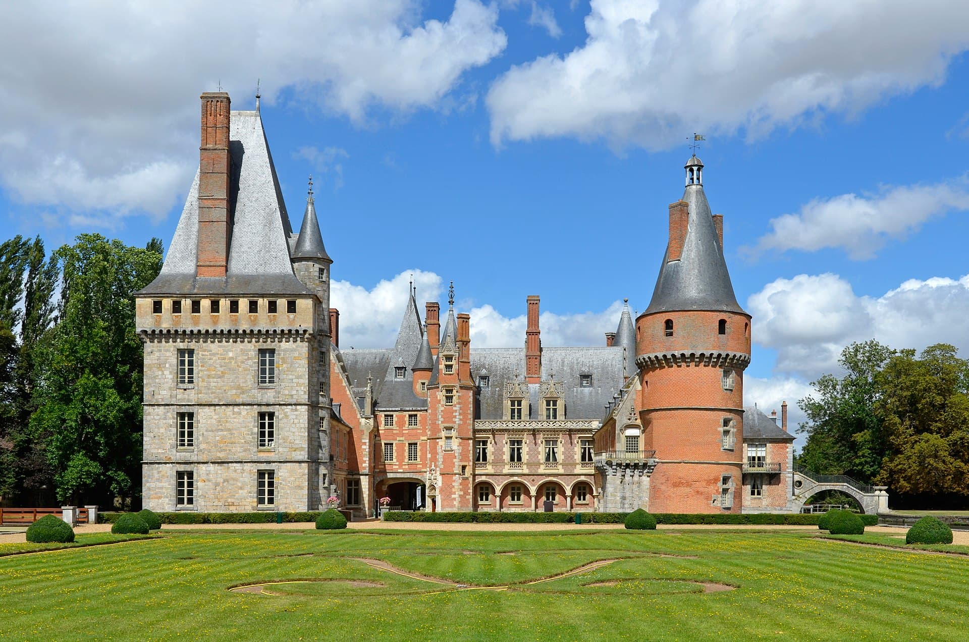 Château de Maintenon (Maintenon) Château de Maintenon — château à Maintenon, Eure-et-Loir, vue de nuit, classé mh