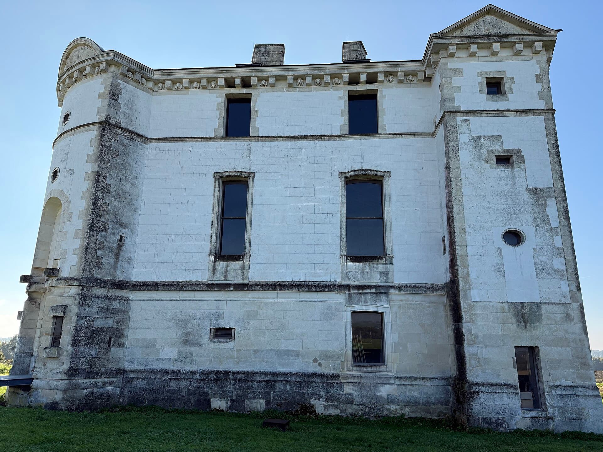 Château de Maulnes (Cruzy-le-Châtel) Château de Maulnes — château à Cruzy-le-Châtel, Yonne, façade, classé mh