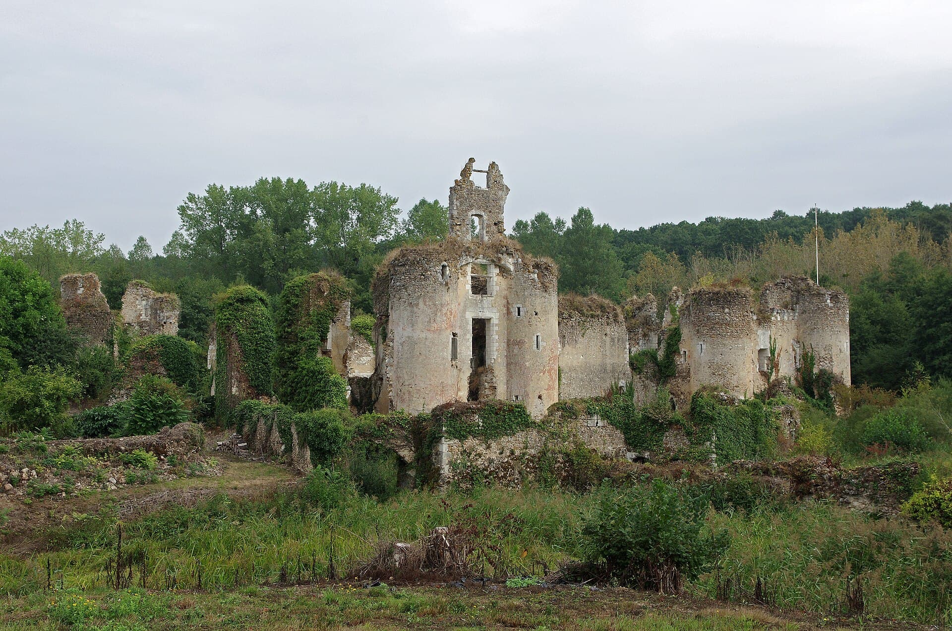 Château de Montrésor (Montrésor) Château de Montrésor — château à Montrésor, Indre-et-Loire, façade, classé mh