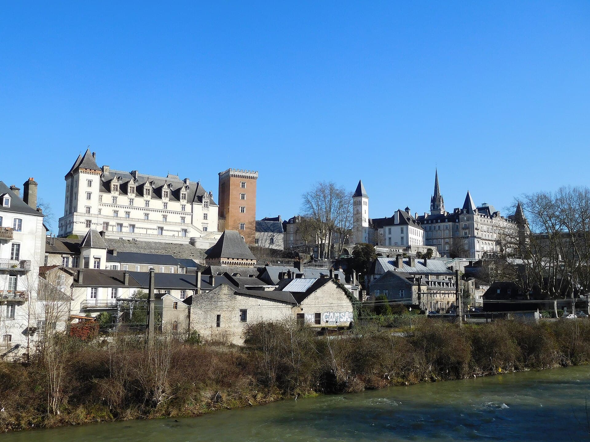 Château de Pau (Pau) Château de Pau — château à Pau, Pyrénées-Atlantiques, vue de nuit, classé mh