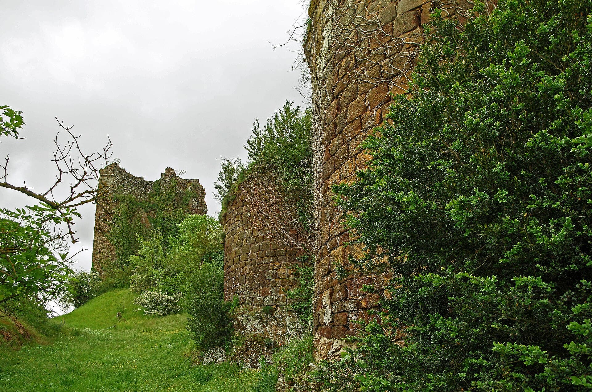 Château de Rochechouart (Rochechouart) Château de Rochechouart — château à Rochechouart, Haute-Vienne, façade, classé mh