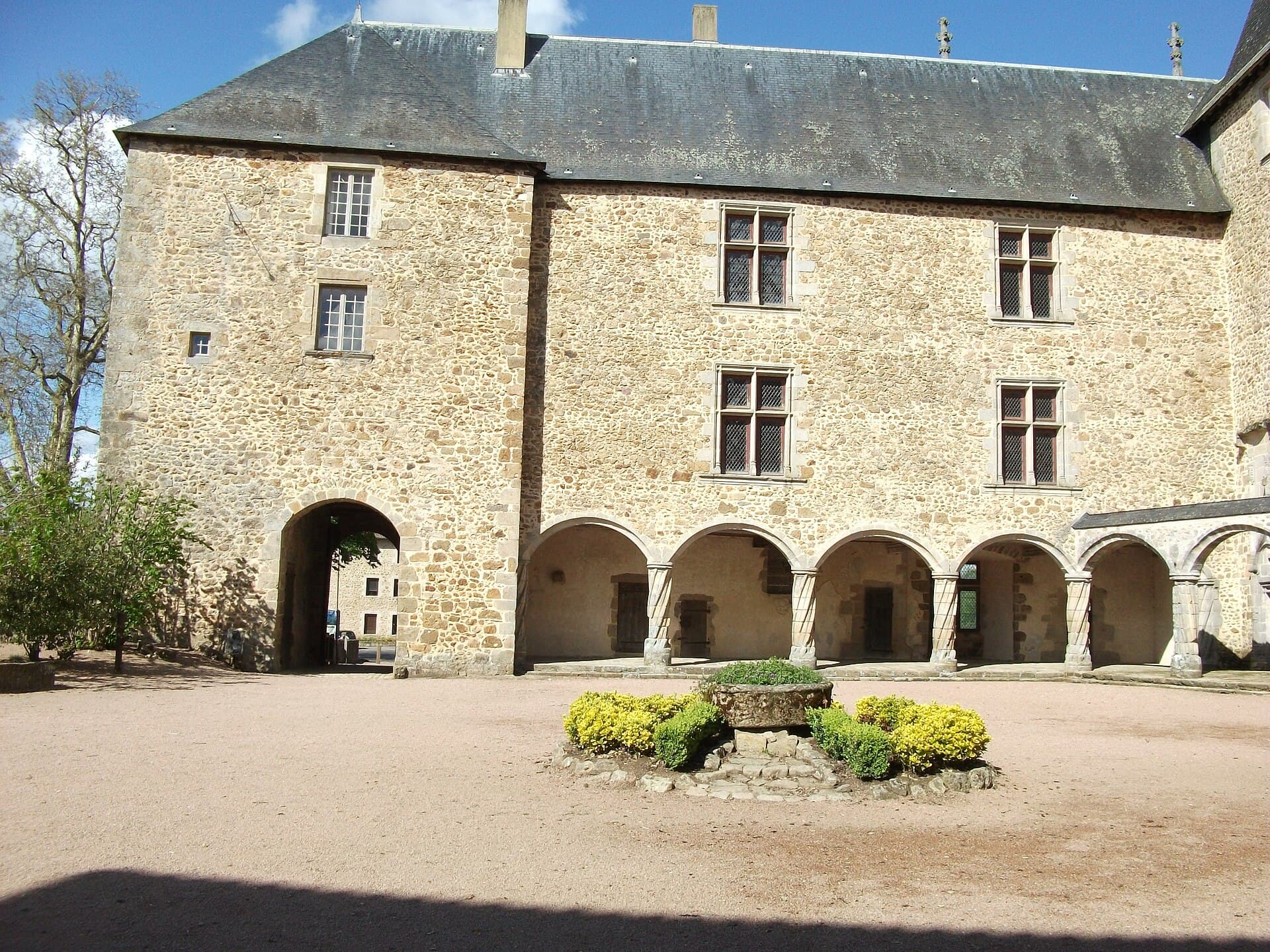 Château de Rochechouart (Rochechouart) Château de Rochechouart — château à Rochechouart, Haute-Vienne, intérieur, classé mh