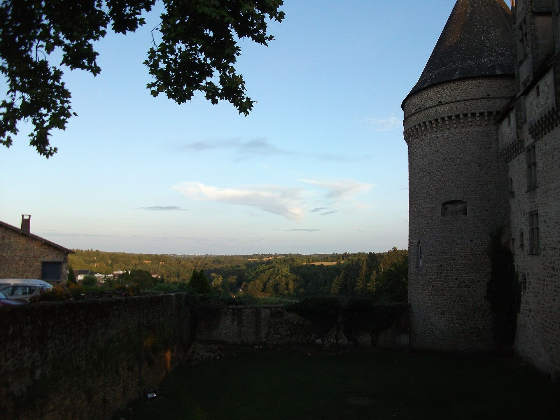 Château de Rochechouart (Rochechouart) Château de Rochechouart — château à Rochechouart, Haute-Vienne, vue de nuit, classé mh