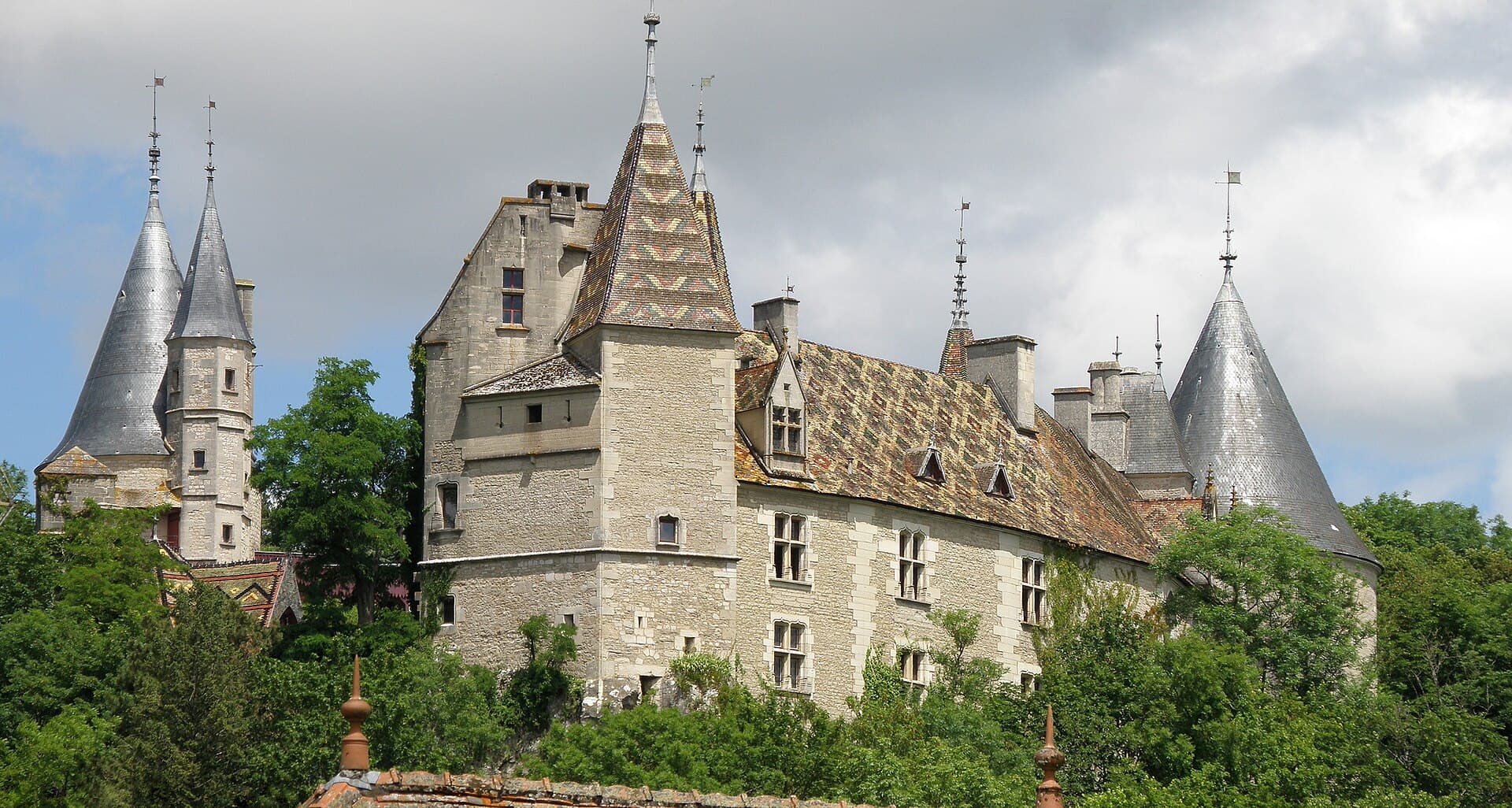 Château de Rochepot (La Rochepot) Château de Rochepot — château à La Rochepot, Côte-d'Or, intérieur, classé mh