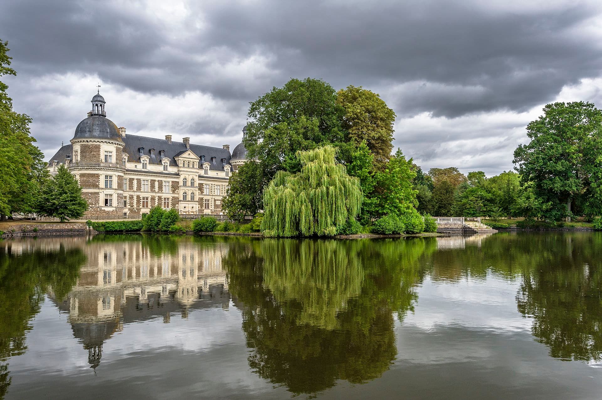 Château de Serrant (Saint-Georges-sur-Loire) Château de Serrant — château à Saint-Georges-sur-Loire, Maine-et-Loire, vue de nuit, classé mh