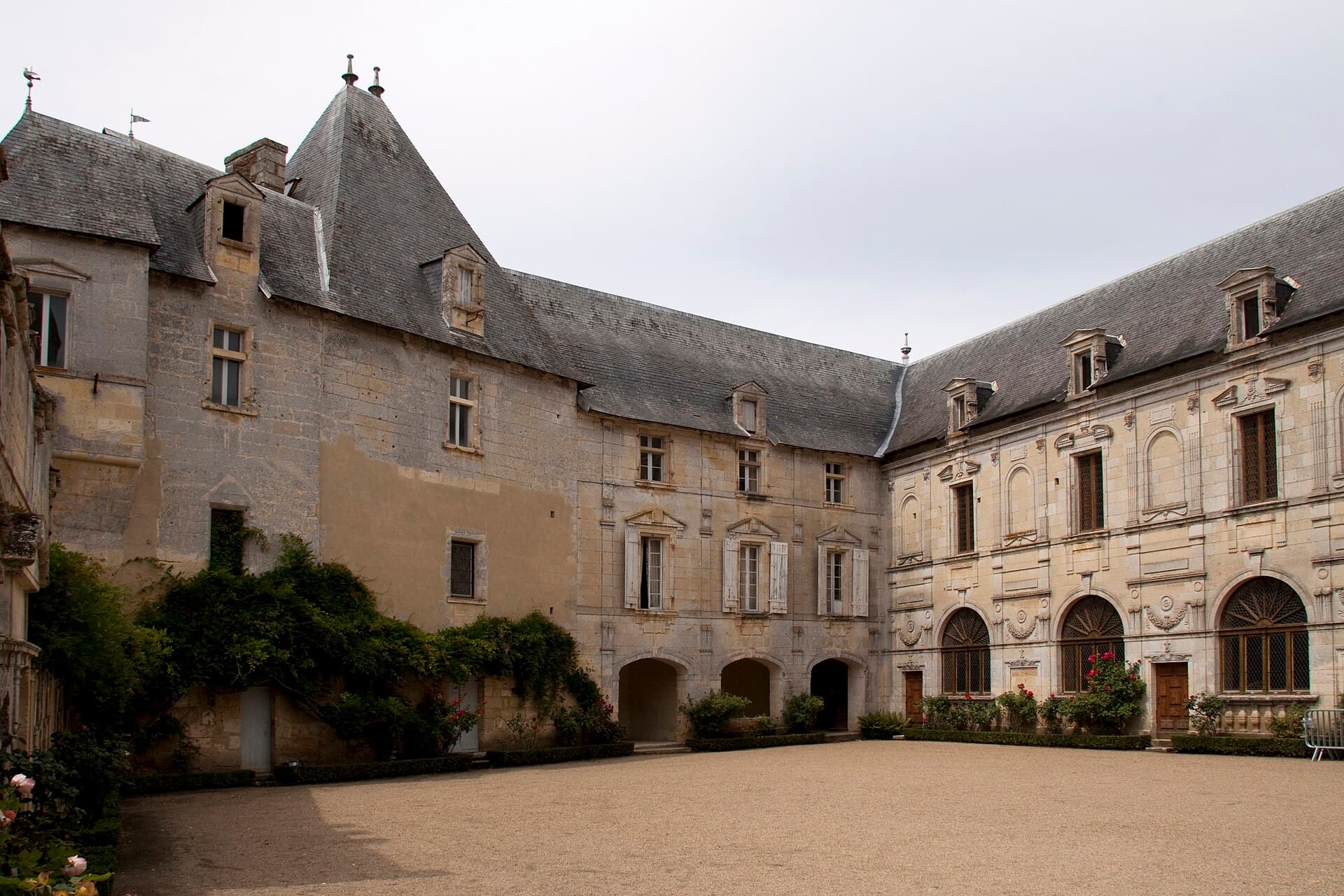 Château de Vayres (Vayres) Château de Vayres — château à Vayres, Gironde, intérieur, classé mh