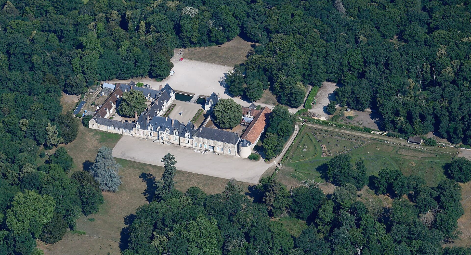 Château de Villesavin (Tour-en-Sologne) Château de Villesavin — château à Tour-en-Sologne, Loir-et-Cher, vue de nuit, classé mh