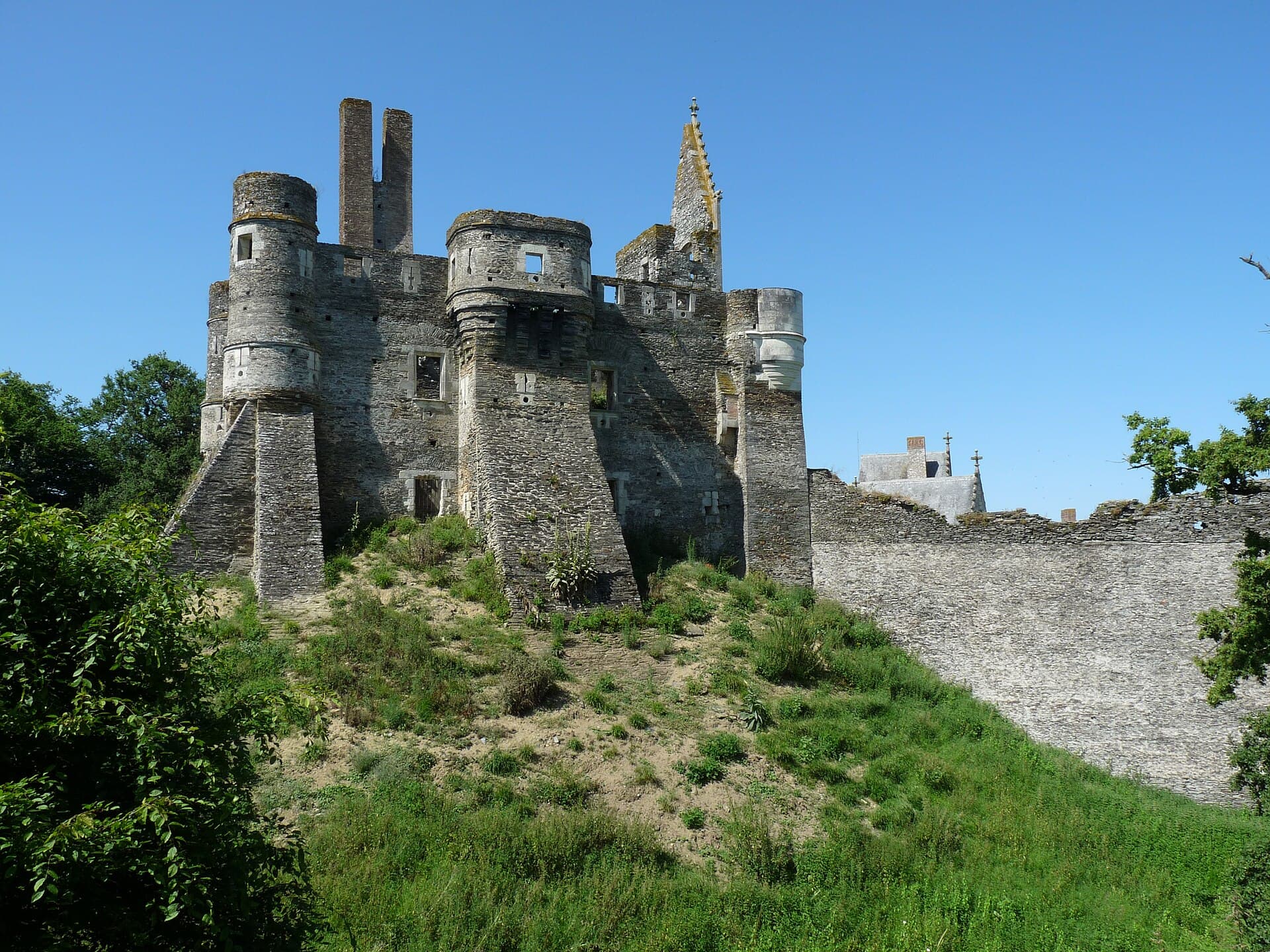 Château du Plessis-Macé (Longuenée-en-Anjou) Château du Plessis-Macé — château à Longuenée-en-Anjou, Maine-et-Loire, vue de nuit, classé mh
